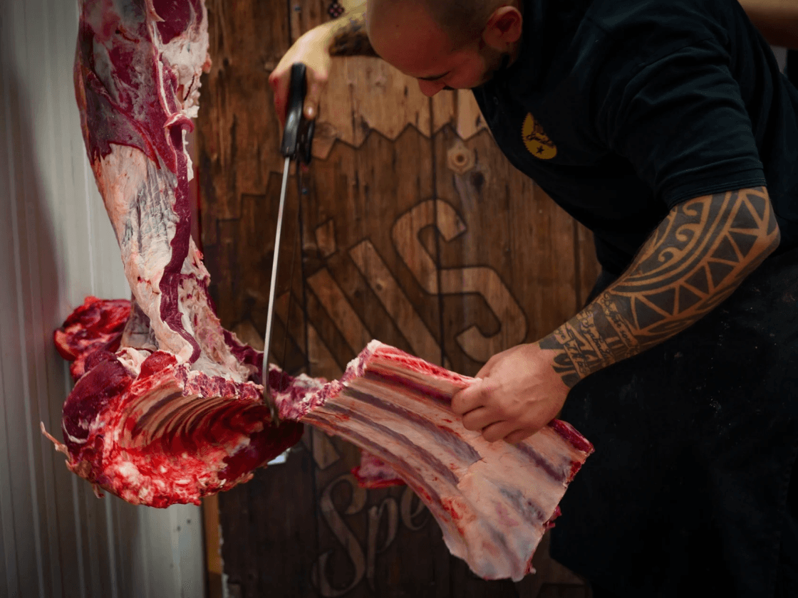 Friss marhahús szeletek előkészítve, vágódeszkán