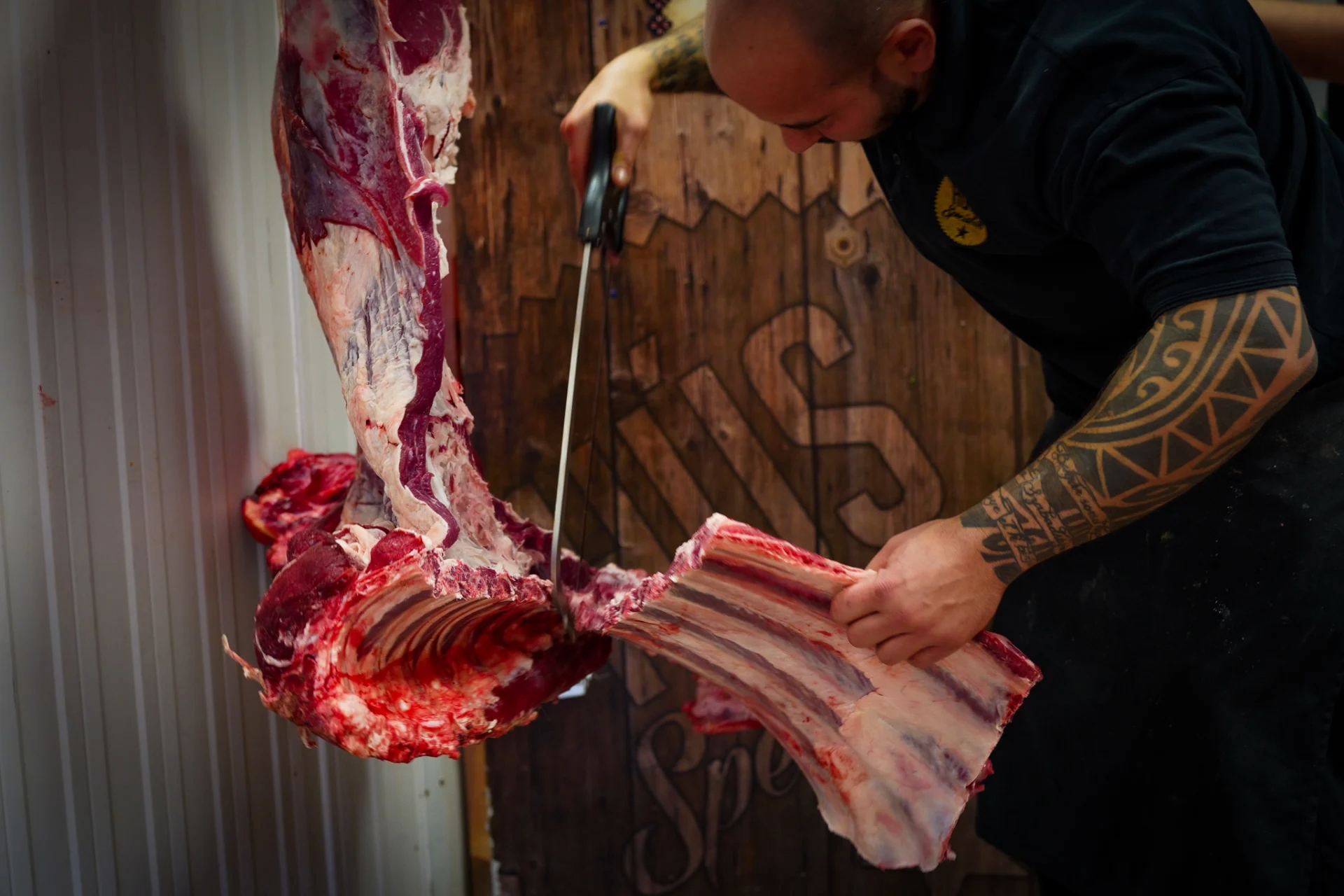 Friss marhahús szeletek előkészítve, vágódeszkán